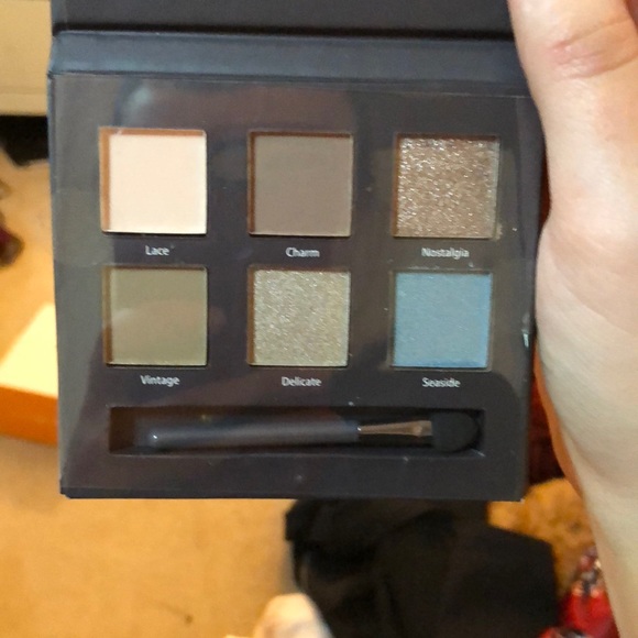 BNIB Eyeshadow and Primer Lot - Picture 7 of 7